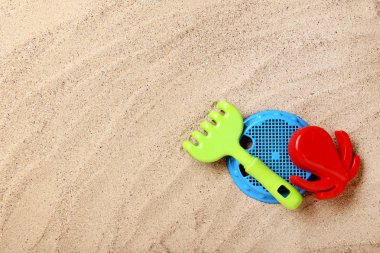 Plaj kumüzerinde plastik oyuncaklar