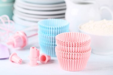 Renkli cupcake durumları ile mutfak eşyaları