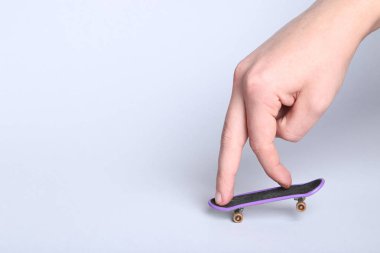 Gri arka planda parmak ve el parmakları