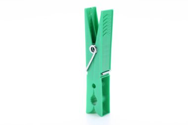 Beyaz arka plan üzerinde izole yeşil clothespin