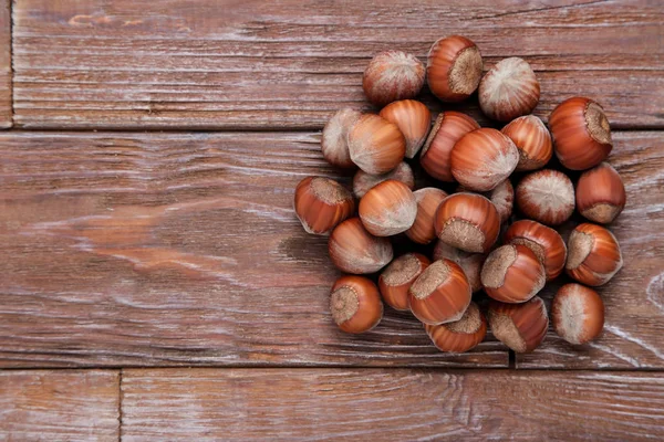 Nocciole mature su tavolo di legno marrone — Foto Stock