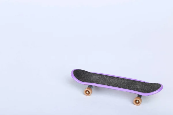 Fingerboard na szarym tle — Zdjęcie stockowe