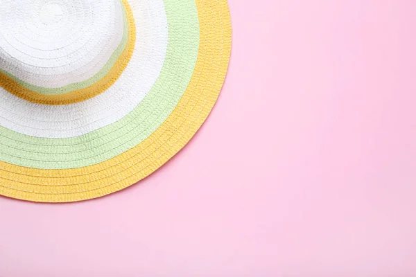 Chapéu de praia em fundo rosa — Fotografia de Stock