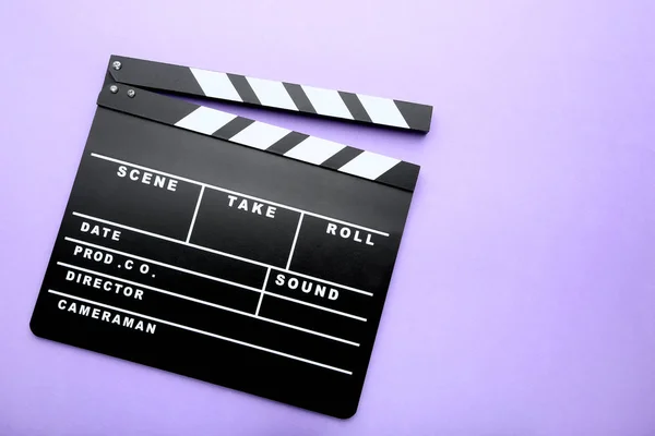 Clapper bordo su sfondo viola — Foto Stock