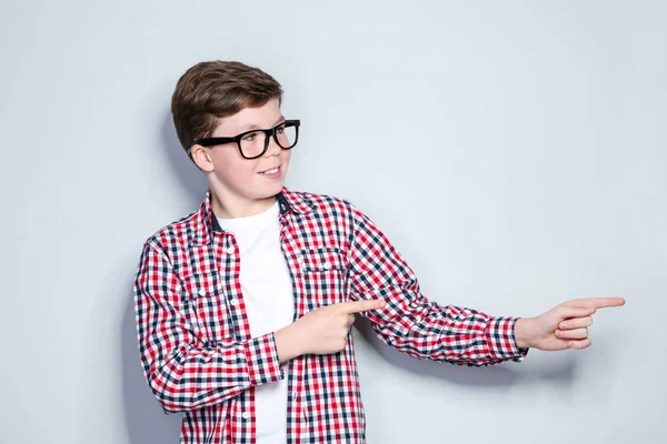 Retrato de niño en gafas sobre fondo gris — Foto de Stock