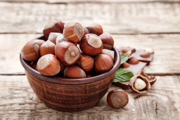 Nocciole in ciotola sul tavolo di legno — Foto Stock