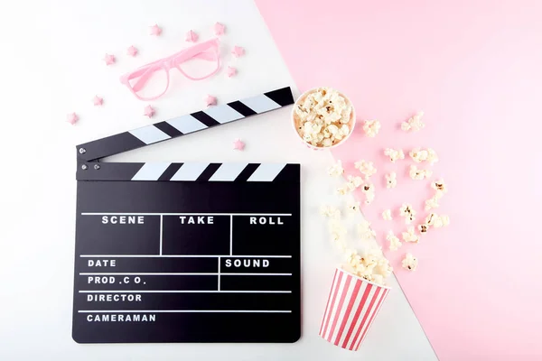 Clapper Board med popcorn och rosa glasögon — Stockfoto