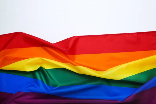 Bandera arco iris sobre mesa de madera blanca —  Fotos de Stock