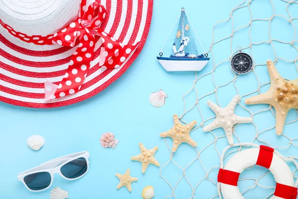 Ropa de moda con conchas marinas y juguete de barco sobre fondo azul — Foto de Stock