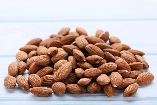 Amandes sur table en bois blanc — Photo