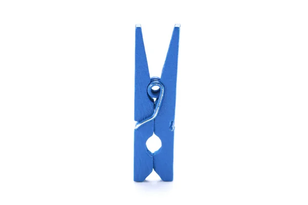 Beyaz arka plan üzerinde izole mavi clothespin — Stok fotoğraf