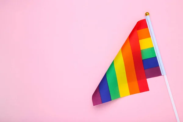 Bandera arco iris sobre fondo rosa — Foto de Stock