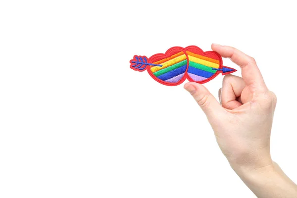 Vrouwelijke handen houden Rainbow harten met pijl op witte backgrou — Stockfoto