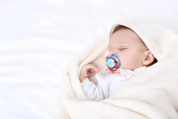 Bayi lucu dengan soother tidur di tempat tidur di rumah — Stok Foto