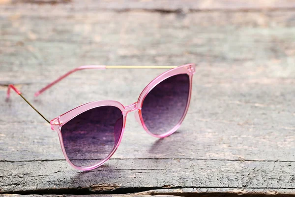 Gafas de sol de moda sobre mesa de madera gris — Foto de Stock