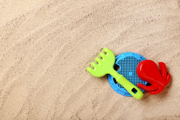 Plastikspielzeug auf Sand am Strand — Stockfoto