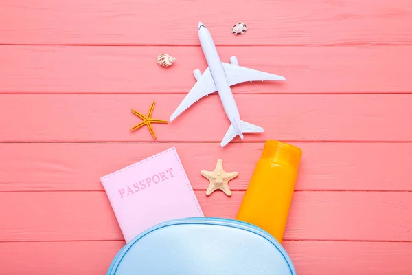 Ahşap pasaport, güneş kremi ve uçak modeli ile deniz kabukları — Stok fotoğraf