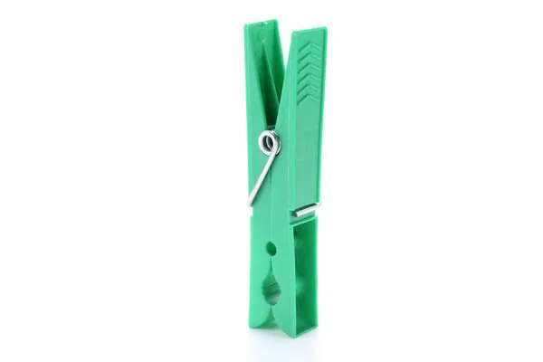 Zelená clothespin izolovaných na bílém pozadí — Stock fotografie