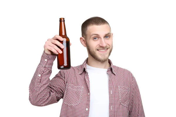 Jeune homme avec bouteille de bière sur fond blanc — Photo