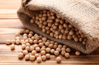 Kahverengi ahşap masa üstünde çul nohut