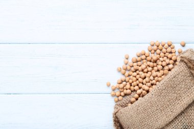 Ahşap masa üstünde çul nohut