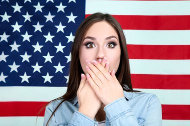 Amerikan bayrağında genç ve güzel bir kız.