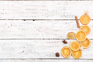 Tarçın, yıldız anason ve şeker küpleri ile kurutulmuş narenciye