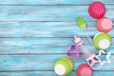 Mutfak eşyaları mavi ahşap masa üzerinde çalışmalarıyla cupcake