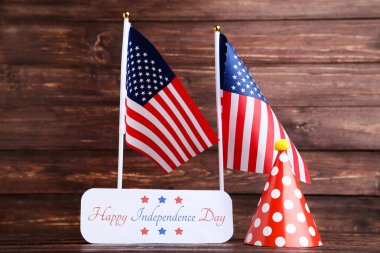 Metin Mutlu Bağımsızlık Günü amerikan bayrakları ve kağıt kap ile