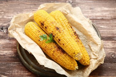 Ahşap masa üzerinde maydanoz yaprağı ile ızgara mısır