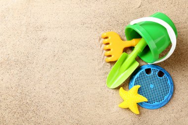 Plaj kumüzerinde plastik oyuncaklar