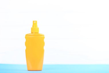 Beyaz arka planda güneş kremi şişesi