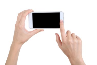 Smartphone beyaz arka plan üzerinde tutan eller