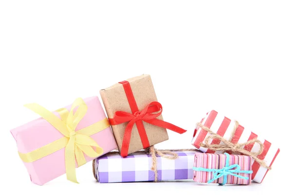 Kleine Geschenkboxen isoliert auf weißem Hintergrund — Stockfoto