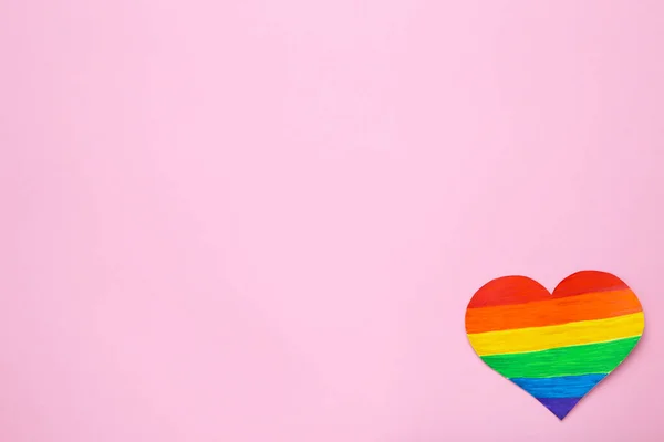 Arco-íris coração de papel no fundo rosa — Fotografia de Stock