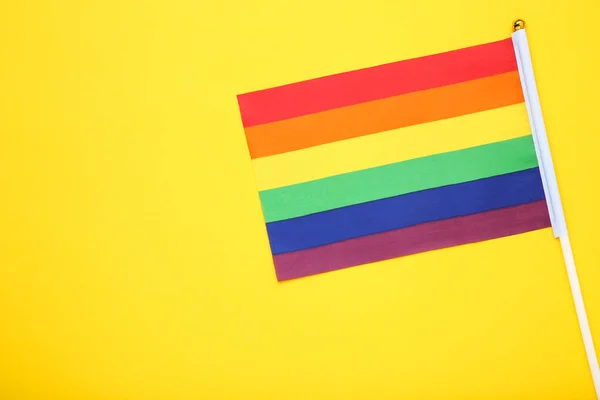 Bandera arco iris sobre fondo amarillo — Foto de Stock