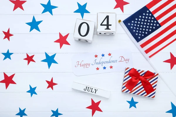 Text Happy Independence Day with american flag, paper stars and — Stock Photo, Image