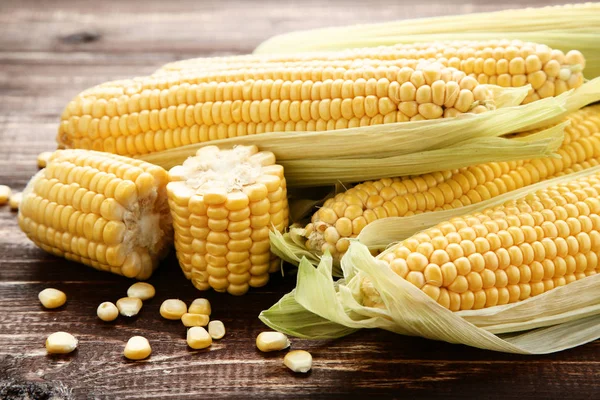 Ripe corn on brown wooden table — Stock Photo, Image