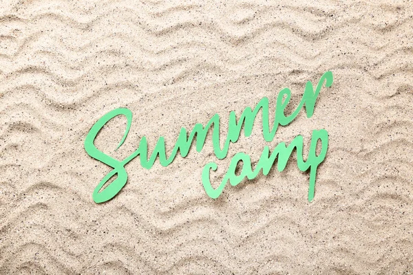 Texto en papel Campamento de verano en arena de playa — Foto de Stock