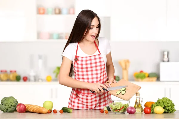 Bella donna che cucina insalata in cucina — Foto Stock