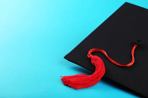 Tapa de graduación sobre fondo azul — Foto de Stock