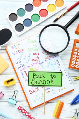 Ahşap masa üzerinde yazıtlar için okula geri ile okul malzemeleri