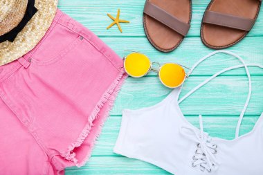 Ahşap masada denizyıldızı ile Moda giyim