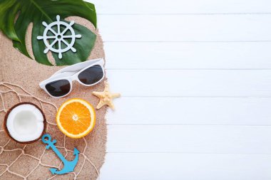 Beyaz ahşap monstera yaprağı ve denizyıldızı ile farklı meyveler