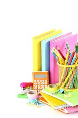Beyaz arka plan üzerinde kitap ve defterler ile okul malzemeleri