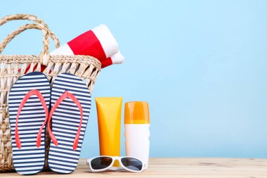 Mavi arka planda güneş koruyucu şişeler ile Moda giyim