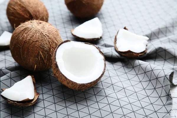 Rijpe kokosnoten op grijs servet — Stockfoto