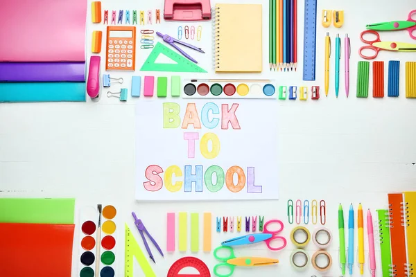 Inscriptions Retour à l'école avec fournitures scolaires sur table en bois — Photo