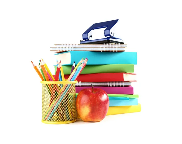 Lápices de colores con libros y manzana sobre fondo blanco — Foto de Stock