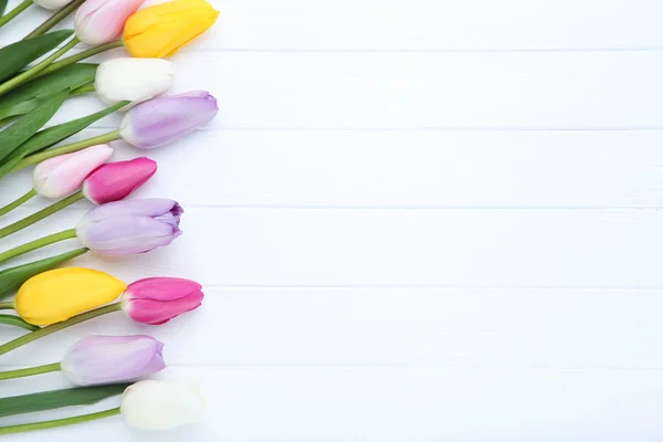 Ramo de flores de tulipán sobre mesa de madera blanca —  Fotos de Stock